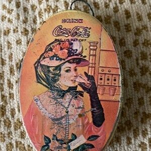 🌸ST27 - VINTAGE COCA COLA OVAL TIN Woman Drinking Hong Kong❤️